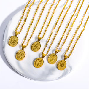 Collar con colgante de Tarot Vintage personalizado para mujer, cadena de clavícula de acero inoxidable con grabado de oro y luna y estrella - Product Image 1