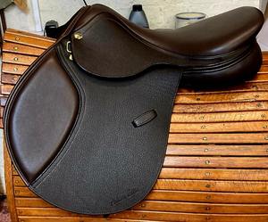 Silla de Montar de Cuero para Salto Ecuestre, Diseño Ligero de Contacto Cercano, Paneles Amortiguadores, Silla de Montar Duradera para Caballos para el Mercado de Exportación - Product Image 3