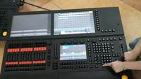 Console d'Éclairage Scénique MA2 DMX avec CPU i7, Deux Écrans Tactiles Motorisés de 15,4 Pouces pour le Contrôle Intelligent de l'Éclairage d'Événements et de Concerts