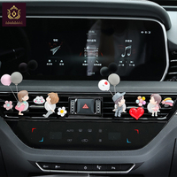 Décoration de voiture créative, figurines de couple de dessin animé mignonnes, ornement de ballon, parfum d'intérieur de voiture, accessoires de tableau de bord