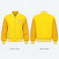 Jaket Varsity Wanita Kuning Custom dengan Dekorasi Bintang Rhinestone, Kerah Bergaris, Manset, Kancing Depan, Pakaian Luar Baseball