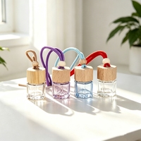 Flacon de parfum hexagonal de 8 ml en verre coloré, diffuseur d'air frais pour voiture avec cordon de suspension et bouchon à vis pour rafraîchir l'intérieur