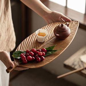 Plateau de service en forme de feuille en noyer pour la présentation de desserts artisanaux, décoration de table élégante et présentations culinaires raffinées - Product Image 1