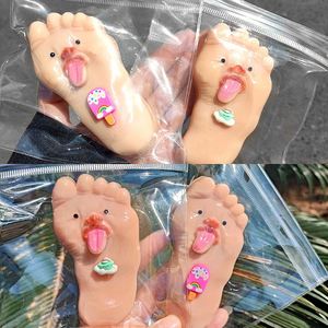 ของเล่นบีบ TPR รูปเท้าใหญ่ตลกๆ แลบลิ้นออกมา สนุกสุดๆ ของขวัญคลายเครียดสุดสร้างสรรค์สำหรับเด็กและผู้ใหญ่ ใช้เวลาว่างบีบเล่นเพื่อผ่อนคลาย - Product Image 2