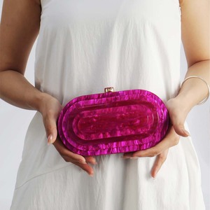 Borsa a tracolla a strati in acrilico a trapezio con catena singola e motivo serpente, alla moda per serate ed eventi, e da viaggio - Product Image 2