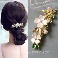 Barrettes romantiques en perles avec détails de pétales floraux blancs et strass, accessoires personnalisés en gros pour présentoirs de mariage