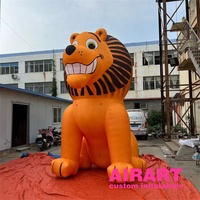 Grand lion gonflable coloré et réaliste à des fins décoratives lors de l'événement