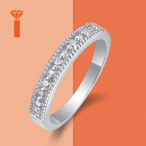 Anillo de mujer vintage de plata de ley 925 chapada en plata con moissanita de corte redondo graduado, engaste de puntas compartidas y borde de milgrain, tipo banda de eternidad - Product Image 1