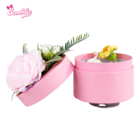Yiyu Boîte à bijoux musicale à remonter, design personnalisé, avec figurine de canard rotative à fleurs roses, cadeau souvenir OEM, vente en gros directe