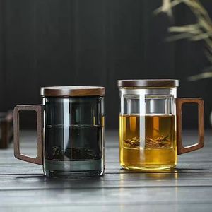 Bouteille d'eau en verre borosilicate avec logo personnalisé, infuseur à thé, couvercle et poignée en noyer, résistance aux hautes températures - Product Image 1