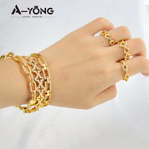 Nouveautés : Ensemble de 2 bagues et bracelets en zircon plaqué or 21 carats, motif feuille, vente en gros, bijoux unisexes tendance pour femmes - Product Image 2