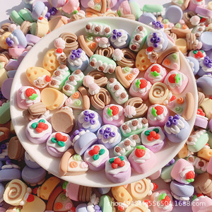 مبيع بالجملة مشابك شعر مصنوعة يدويًا من الراتينج وصديقًا على شكل كعكة وملحقات ثلاثية الأبعاد على شكل كعكة - Product Image 4