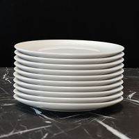 Assiettes à dîner en céramique blanche modernes en gros, ensembles de vaisselle à motifs personnalisés pour restaurants et hôtels, assiettes résistantes au lave-vaisselle