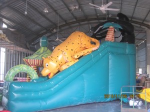 บ้านลมเป่าลมรูปกอริลลาพร้อมสไลเดอร์ ผลิตจาก PVC เป็นมิตรกับสิ่งแวดล้อม รับน้ำหนักได้ 500 กก. สำหรับเด็ก ใช้ในสวนสนุกในเมืองหรือเชิงพาณิชย์ - Product Image 4
