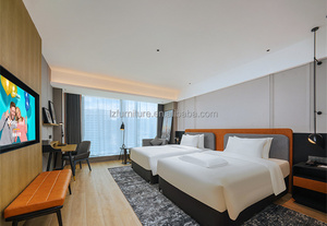 Ensemble de chambre double pour hôtel 3 étoiles, sur mesure, avec tête de lit capitonnée, cadre de lit en panneaux de bois MDF, table de chevet et draps. - Product Image 6