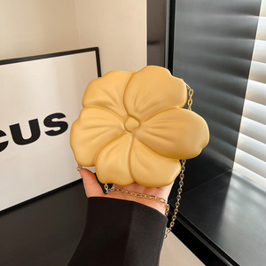 Mini bolso en forma de flor Acrílico multicolor personalizado para mujer, bolsos de lápices labiales cruzados con cadena, venta al por mayor - Product Image 1