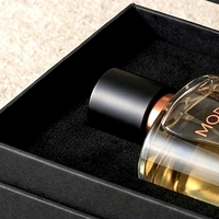 Boîte à parfum rigide noire de luxe sur mesure, deux pièces, avec couvercle amovible, présentation horizontale de la bouteille, pour emballage de parfum personnalisé