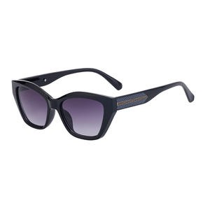 My-99222 Gafas de sol tipo ojo de gato para mujer, montura negra de PC, protección UV400, clase 2, diseño cuadrilateral moderno - Product Image 5