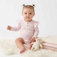 OEM ODM Katun Spandex Rajut Rib Bodysuit Bayi Perempuan Kerah Bulat Lengan Panjang Hiasan Ruffle Ramah Lingkungan Elastisitas Tinggi Kancing Jepret