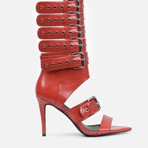 Sandales en cuir <span class=keywords><strong>noir</strong></span> et rouge à talons hauts punk gothique pour femme avec boucle découpée et talon <span class=keywords><strong>clouté</strong></span> pour les mariages d'été - Product Image 2