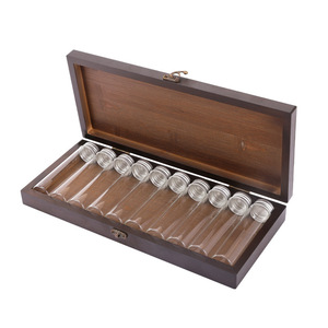 Caja de condimentos retro de madera con 10 tarros de vidrio y bisagra de latón para uso en camping y exteriores, diseño rectangular vertical. - Product Image 3