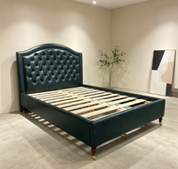 Cadre de lit rembourré vert avec tête de lit capitonnée en forme d'arche, pieds dorés, mobilier de chambre moderne pour suite d'hôtel