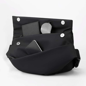 Sac banane noir simple en nylon imperméable avec fermeture éclair pour homme – Idéal pour une utilisation décontractée en extérieur - Product Image 4