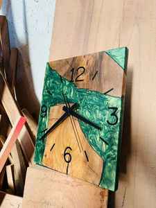 Horloge murale moderne en résine et en bois, faite à la main, durable, élégante, élégante et fonctionnelle, idéale pour le salon, la chambre à coucher - Product Image 5