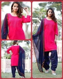 Conjunto de Kurti Rosa, Patiala y Dupatta, Ropa Étnica Bordada en Rayón, Mangas Tres Cuartos, Cuello Redondo, Kurti Tradicional Teñido, Conjunto Patiala - Product Image 6