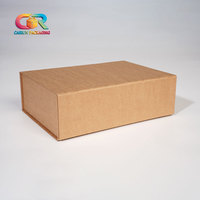 Boîte d'emballage en carton pliable de luxe, fermeture magnétique, matériaux recyclés écologiques, impression dorée pour cadeaux haut de gamme
