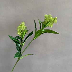 LO-1137 Branche artificielle de Skimmia Japonica, <span class=keywords><strong>tige</strong></span> <span class=keywords><strong>verte</strong></span> à double bourgeon avec baies artificielles pour vase Wabi Sabi et <span class=keywords><strong>d</strong></span>écoration minimaliste de la maison - Product Image 1
