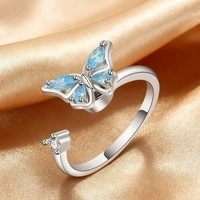 Bague tournante multibandes pour l'index, ornée d'une perle porte-bonheur, un accessoire élégant pour la chance.
