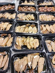 Bandeja Desechable de Plástico Negro para Alimentos XINBANG con Embalaje en Blíster para Refrigerios, Uso en Supermercados, Hecha de PP, Opción de Logotipo Personalizado - Product Image 6