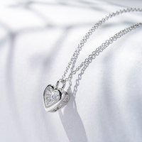 Collar con Colgante de Diamante Cultivado en Laboratorio con Corte Corazón de 1 Quilate y Engaste de Bisel en Oro Blanco de 18K StarsGem