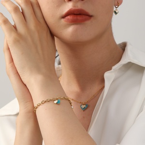 Ensemble de bijoux luxueux et mignon en acier inoxydable plaqué or 18 carats, collier avec boucles d'oreilles en forme de cœur à double couche pour femmes - Product Image 5