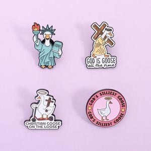 Broche en alliage gravée personnalisée, motif Oie Mignonne de Dessin Animé, thème Amour, pour vêtements et sacs à dos, EVER RISE - Product Image 1