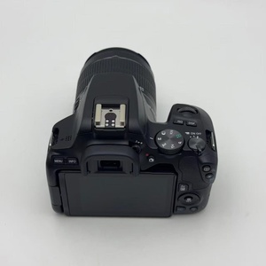 ใช้กล้อง canons <span class=keywords><strong>200D</strong></span> <span class=keywords><strong>II</strong></span> DSLR ที่มี18-55มม. เป็นเลนส์กล้องดิจิตอลหน้าจอสัมผัส24.2MP มีการเชื่อมต่อ Wi-Fi ประมาณ675กรัม - Product Image 3