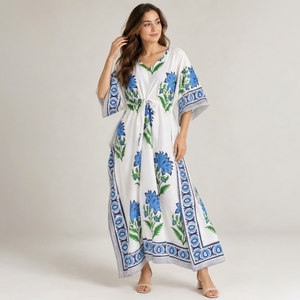 Robe Kaftan Bohème Florale Bleue pour Femme, Base Blanche, Imprimé Botanique Vert, Bordure Marine, Respirante, avec Nœud à la Taille, Longueur Maxi, pour la Vente en Gros - Product Image 1