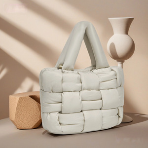 Chaqueta de Cuero Ultraligera Estilo Europeo Americano, Bolso Tote de Gran Capacidad, Abrigo Acolchado de Algodón Suave y Bonito Tipo Nube para - Product Image 1