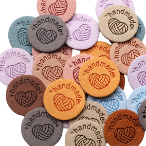Étiquettes en tissu PU OEM faites à la main, gaufrées, rondes de 2,5 cm, étiquettes drapeau lavables en cuir pour sacs, chaussures et accessoires de couture de vêtements - Product Image 4