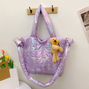 Sac à main matelassé en nylon avec logo personnalisé, couleur dégradée, sac fourre-tout rembourré, sac à bandoulière pour femme, sac en nylon matelassé et gonflé - Product Image 3