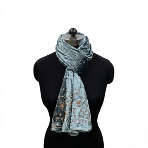 Écharpe longue multi-usages pour femme adulte en coton à motif de feuilles imprimées numériquement - Product Image 1