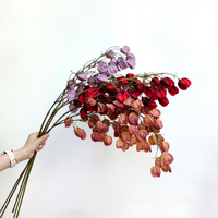 Lanterne florale décorative de style chinois moderne, en soie rose mate réaliste haut de gamme, avec branche de physalis, pour centre de table.