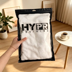 Bolsas con Cierre de Cremallera de PE Semitransparentes Esmeriladas al por Mayor con Borde Negro, Logotipo de Marca Impreso Personalizado, Bolsas Impermeables con Cremallera para Toallas Deportivas - Product Image 1