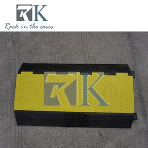 Rampa para Cables de 3 Canales, Protector de Cables de Alta Resistencia, Rampa Protectora de Cables de Goma, Diseño Abatible, Amarillo y Negro, para Eventos y Conciertos - Product Image 6
