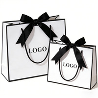 Sacs cadeaux classiques minimalistes avec nœud et ruban estampé or, emballage pour cadeaux d'entreprise avec corde