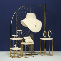 Présentoirs à bijoux Sundo pour magasin, accessoires de présentation de bijoux de luxe, ensemble de présentoirs à bijoux en métal et cuir PU sur mesure