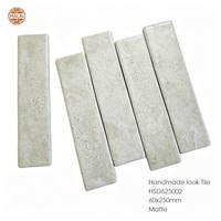 Carreaux de porcelaine imitation pierre de travertin gris clair italien faits à la main 60x250 pour la décoration murale intérieure