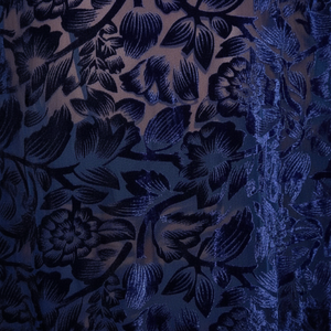 Tela lisa y elegante de terciopelo en relieve para ropa formal de alta costura personalizada y proyectos de moda de alta gama - Product Image 1