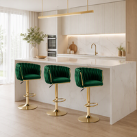 Tabouret de bar pivotant réglable en velours vert sur base dorée de luxe pour café, club, restaurant
